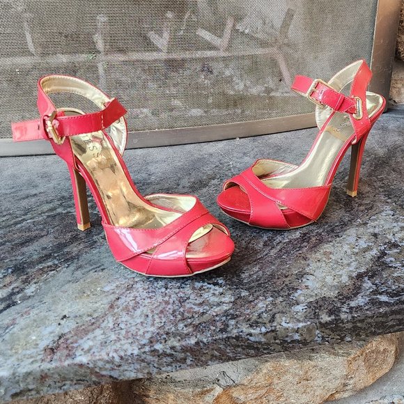 Guess Red Glossy Patent Leather Spike Peep Toe Heels Size 6M - Picture 2 of 16